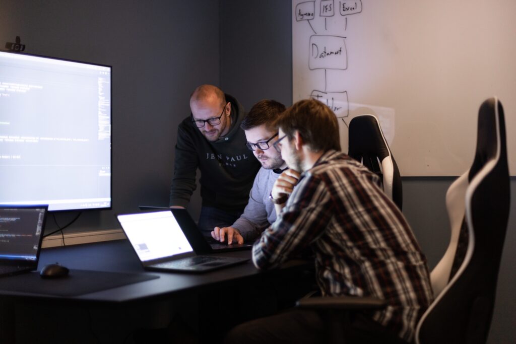 Ansatte tre kamerater